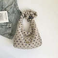 Flauschige Winter-Einkaufstasche in Cremeweiß mit blauem Blumendruck und Flechtgriff - Beige