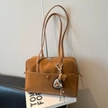Große braune Wildleder Umhängetasche für Damen mit Leoparden-Anhänger und Herzspiegel-Detail - Braun mit Anhänger
