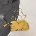 Gelbe Vintage-Stickerei-Handtasche mit goldenem Kussverschluss und Quastenanhänger - Gold