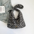 Winterliche Schultertasche mit grauem Leopardenmuster aus Kunstpelz und goldenem Emblem - Leopardenmuster Grau