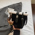 Minimalistische schwarze Beuteltasche mit weißem Pelzbesatz und süßem Bärenanhänger - Schwarz mit Anhänger