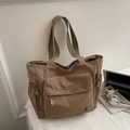 Detailaufnahme der khakifarbene Tragetasche mit Reißverschlusstasche und elastischen Seitenfächern - Khaki
