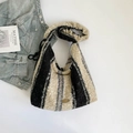 Gestreifte Plüsch-Hobo-Tasche in Schwarz, Weiß und Beige mit Logo-Detail - Cremefarbene Vertikale Streifen