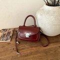 Bolso de hombro chic en cuero burdeos con hebilla de metal plateado en mesa de madera - Sin colgante / Burdeos