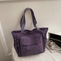 Dettaglio borsa tote viola in nylon con tracolla rinforzata e tasca frontale esterna - Viola