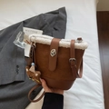 Braune Beuteltasche mit weißem Pelzbesatz und Bärenanhänger mit Schultergurt - Braun mit Anhänger