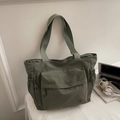 Dettaglio borsa tote verde oliva con tasca laterale, logo e tracolla larga - Verde