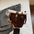 Braune Wildleder-Beuteltasche mit weißem Kunstpelzbesatz und süßem Bärenanhänger im Vintage-Stil - Kaffee mit Anhänger