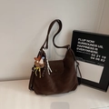 Dettaglio borsa hobo in pelle marrone scuro con ciondolo a orsetto e fibbia a ribalta - Marrone