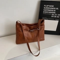 Detailansicht der braunen Vintage PU Leder Umhängetasche mit Zierschnallen und Taschen - Braun