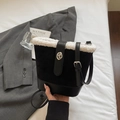 Schicke schwarze Samt-Beuteltasche mit weißem Lammfellbesatz und Silber-Drehverschluss - Schwarz ohne Anhänger