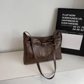 Detail der braunen Vintage-Einkaufstasche mit mehreren Taschen und silbernen Metallschnallen - Kaffeebraun