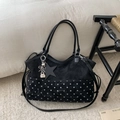 Détail du sac cabas noir avec texture en daim, motif à pois et breloque en forme de nœud - Noir avec pendentif