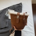 Secchiello in camoscio marrone con bordo in sherpa bianco e tracolla in pelle regolabile - Marrone senza ciondoli