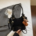 Elegante schwarze Handtasche mit Knotengriff und niedlichem Hundeanhänger-Detail - Schwarz mit Anhänger