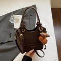 Dunkelbraune Leder-Beuteltasche mit geknotetem Griff und Plüschbär-Anhänger für Damen - Kaffee mit Anhänger