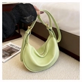 Detail of pistachio green dumpling bag with lychee texture and adjustable strap - Green