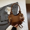 Vintage braune Tragetasche aus Leder mit Teddybär-Anhänger und Schultergurt - Braun mit Anhänger