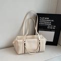 Dettaglio della borsa a tracolla in pelle bianco crema con cerniere decorative verticali - Bianco Sporco
