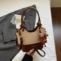 Schicke zweifarbige Handtasche in Beige und Braun mit Knotengriff und Bärenanhänger - Cremeweiß Mit Anhänger