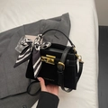 Retro schwarze strukturierte Umhängetasche mit goldenem Verschluss und Seidenschal - Schwarz
