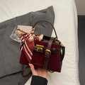 Vintage Umhängetasche aus burgunderrotem Wildleder mit Goldverschluss und Seidenschal - Burgunderrot