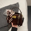 Dunkelbraune Schultertasche mit Seidenschal-Dekor und goldener Schnalle im Vintage-Stil - Braun