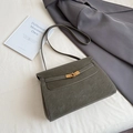 Sac fourre-tout rétro en cuir mat vert mousse avec fermoir doré et bandoulière - Vert