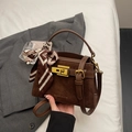 Dunkelbraune Retro-Umhängetasche aus Wildleder-Mix mit goldener Schnalle und Seidenschal - Kaffeebraun