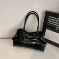 Sac à épaule minimaliste en cuir noir brillant avec boucle argentée et lanières - Noir