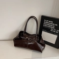 Sac à épaule vintage marron foncé en cuir ciré brillant avec boucle métallique chic - Marron