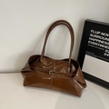 Sac à bandoulière minimaliste en cuir brillant marron foncé avec boucle en métal - Marron