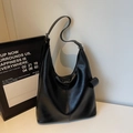 Minimalistische schwarze Hobo-Tasche aus Kunstleder mit verstellbarem Schultergurt - Schwarz
