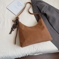 Retro braune Hobo-Tasche mit Kontrastnaht und modischem Anhänger-Detail - Braun mit Anhänger