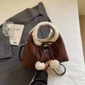Braune Wildleder Handtasche mit weißem Lammfellbesatz und flauschigen Pompons - Kaffeebraun