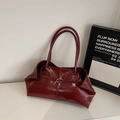 Sac bandoulière minimaliste bordeaux en cuir verni avec design plissé et boucles - Bordeaux