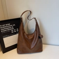 Dunkelbraune Retro Hobo Schultertasche aus glänzendem Kunstleder in eleganter Halbmondform - Braun
