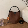 Bolso saco de ante marrón con asas negras, colgante de flor y correa de bandolera - Marrón
