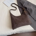Braune Vintage-Hobo-Tasche mit weißen Ziernähten und dekorativen Anhänger-Details - Kaffee mit Anhänger