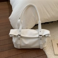 Gros plan d'un sac cabas blanc en cuir grainé avec boucles métalliques élégantes - Blanc