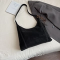 Schwarze große Schulter-Tote-Bag mit weißen Kontrastnähten und Anhänger-Detail - Schwarz mit Anhänger