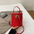 Borsa a cilindro rossa trapuntata con dettagli dorati e tracolla regolabile - Rosso