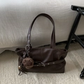 Detalle de bolso tote marrón oscuro en cuero PU mate con colgante de cuadros retro - Café con Colgante