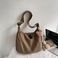 Bolso hobo de lona marrón con correa ajustable y decoración de amuleto de oso de peluche - Marrón con colgante