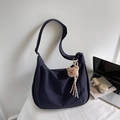 Bolso hobo grande azul oscuro con amuleto de oso para estilo urbano diario - Azul con Colgante