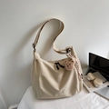Bolso tote beige tipo media luna con colgante de oso y detalle de cuerda trenzada - Blanco Crema Con Colgante