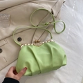 Borsa nuvola a pieghe verde chiaro con telaio dorato in strass e tracolla sottile - Verde