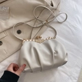 Borsa a nuvola plissettata bianco crema con cornice floreale dorata e tracolla fine - Bianco Sporco