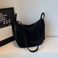 Grand sac cabas noir minimaliste avec large bandoulière pour un porté épaule ou croisé - Sans pendentif / Noir