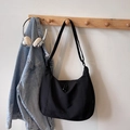 Bolso bandolera minimalista de nailon negro en forma de medialuna con correa ajustable - Negro sin Colgante